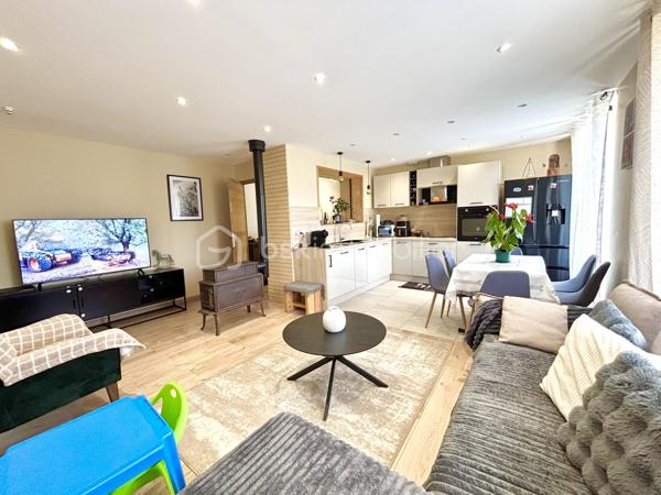 À découvrir sur la commune de Chambéry : magnifique immeuble entièrement rénové, idéal pour un investissement locatif, une résidence principale avec revenus complémentaires ou un projet familial.

Édifié sur une parcelle de 857 m², cet ensemble immobilier développe environ 216 m² habitables et se compose de :

* Un spacieux T5 d’environ 108 m² situé à l’étage
* 3 T2 en rez-de-chaussée
* Un studio en rez-de-chaussée

Chaque logement bénéficie de sa propre terrasse carrelée, offrant un véritable confort de vie au quotidien.

Le T5 séduira particulièrement par ses beaux volumes et sa configuration familiale :

* 4 chambres dont une suite parentale
* 2 salles de douche
* Une agréable pièce de vie avec poêle à bois
* Un grand jardin privatif avec terrasse
* Un coin buanderie

L’ensemble de l’immeuble a été entièrement refait à neuf 

Côté confort :

* Chauffage électrique individuel et poêle à bois pour le T5
* Double vitrage sur les T2 et studio, reste le T5 à changer les menuiseries
* Prestations modernes et soignées

À l’extérieur :

* 10 places de parking privatives (2 places par logement)
* Grand terrain
* Possibilité d’aménager les combles pour créer de la surface supplémentaire ou un projet complémentaire

Situation idéale :
À proximité immédiate des commodités, des arrêts de bus et des pistes cyclables, l’emplacement offre un cadre de vie pratique et recherché.

Un bien rare sur le secteur, offrant rentabilité, confort et potentiel d’évolution.

À visiter sans tarder !
