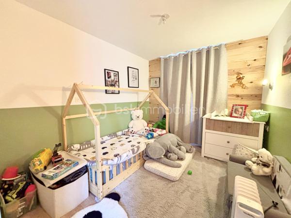 À découvrir sur la commune de Chambéry : magnifique immeuble entièrement rénové, idéal pour un investissement locatif, une résidence principale avec revenus complémentaires ou un projet familial.

Édifié sur une parcelle de 857 m², cet ensemble immobilier développe environ 216 m² habitables et se compose de :

* Un spacieux T5 d’environ 108 m² situé à l’étage
* 3 T2 en rez-de-chaussée
* Un studio en rez-de-chaussée

Chaque logement bénéficie de sa propre terrasse carrelée, offrant un véritable confort de vie au quotidien.

Le T5 séduira particulièrement par ses beaux volumes et sa configuration familiale :

* 4 chambres dont une suite parentale
* 2 salles de douche
* Une agréable pièce de vie avec poêle à bois
* Un grand jardin privatif avec terrasse
* Un coin buanderie

L’ensemble de l’immeuble a été entièrement refait à neuf 

Côté confort :

* Chauffage électrique individuel et poêle à bois pour le T5
* Double vitrage sur les T2 et studio, reste le T5 à changer les menuiseries
* Prestations modernes et soignées

À l’extérieur :

* 10 places de parking privatives (2 places par logement)
* Grand terrain
* Possibilité d’aménager les combles pour créer de la surface supplémentaire ou un projet complémentaire

Situation idéale :
À proximité immédiate des commodités, des arrêts de bus et des pistes cyclables, l’emplacement offre un cadre de vie pratique et recherché.

Un bien rare sur le secteur, offrant rentabilité, confort et potentiel d’évolution.

À visiter sans tarder !