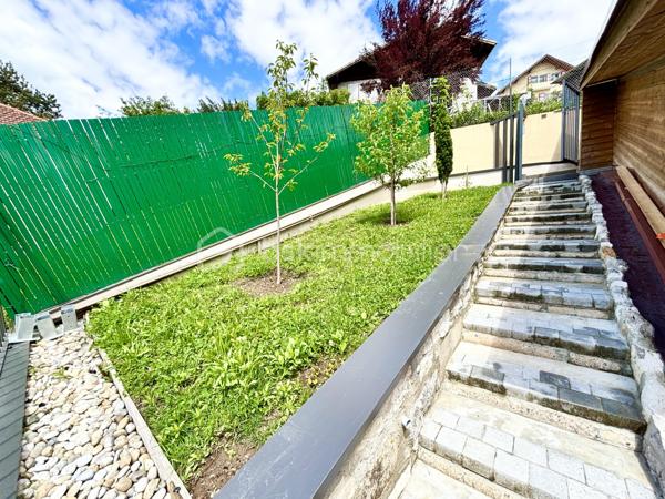 À découvrir sur la commune de Chambéry : magnifique immeuble entièrement rénové, idéal pour un investissement locatif, une résidence principale avec revenus complémentaires ou un projet familial.

Édifié sur une parcelle de 857 m², cet ensemble immobilier développe environ 216 m² habitables et se compose de :

* Un spacieux T5 d’environ 108 m² situé à l’étage
* 3 T2 en rez-de-chaussée
* Un studio en rez-de-chaussée

Chaque logement bénéficie de sa propre terrasse carrelée, offrant un véritable confort de vie au quotidien.

Le T5 séduira particulièrement par ses beaux volumes et sa configuration familiale :

* 4 chambres dont une suite parentale
* 2 salles de douche
* Une agréable pièce de vie avec poêle à bois
* Un grand jardin privatif avec terrasse
* Un coin buanderie

L’ensemble de l’immeuble a été entièrement refait à neuf 

Côté confort :

* Chauffage électrique individuel et poêle à bois pour le T5
* Double vitrage sur les T2 et studio, reste le T5 à changer les menuiseries
* Prestations modernes et soignées

À l’extérieur :

* 10 places de parking privatives (2 places par logement)
* Grand terrain
* Possibilité d’aménager les combles pour créer de la surface supplémentaire ou un projet complémentaire

Situation idéale :
À proximité immédiate des commodités, des arrêts de bus et des pistes cyclables, l’emplacement offre un cadre de vie pratique et recherché.

Un bien rare sur le secteur, offrant rentabilité, confort et potentiel d’évolution.

À visiter sans tarder !