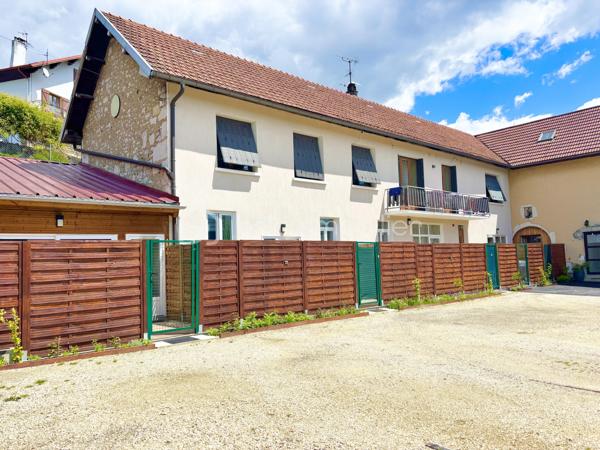 À découvrir sur la commune de Chambéry : magnifique immeuble entièrement rénové, idéal pour un investissement locatif, une résidence principale avec revenus complémentaires ou un projet familial.

Édifié sur une parcelle de 857 m², cet ensemble immobilier développe environ 216 m² habitables et se compose de :

* Un spacieux T5 d’environ 108 m² situé à l’étage
* 3 T2 en rez-de-chaussée
* Un studio en rez-de-chaussée

Chaque logement bénéficie de sa propre terrasse carrelée, offrant un véritable confort de vie au quotidien.

Le T5 séduira particulièrement par ses beaux volumes et sa configuration familiale :

* 4 chambres dont une suite parentale
* 2 salles de douche
* Une agréable pièce de vie avec poêle à bois
* Un grand jardin privatif avec terrasse
* Un coin buanderie

L’ensemble de l’immeuble a été entièrement refait à neuf 

Côté confort :

* Chauffage électrique individuel et poêle à bois pour le T5
* Double vitrage sur les T2 et studio, reste le T5 à changer les menuiseries
* Prestations modernes et soignées

À l’extérieur :

* 10 places de parking privatives (2 places par logement)
* Grand terrain
* Possibilité d’aménager les combles pour créer de la surface supplémentaire ou un projet complémentaire

Situation idéale :
À proximité immédiate des commodités, des arrêts de bus et des pistes cyclables, l’emplacement offre un cadre de vie pratique et recherché.

Un bien rare sur le secteur, offrant rentabilité, confort et potentiel d’évolution.

À visiter sans tarder !
