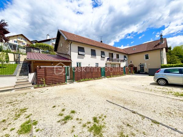 À découvrir sur la commune de Chambéry : magnifique immeuble entièrement rénové, idéal pour un investissement locatif, une résidence principale avec revenus complémentaires ou un projet familial.

Édifié sur une parcelle de 857 m², cet ensemble immobilier développe environ 216 m² habitables et se compose de :

* Un spacieux T5 d’environ 108 m² situé à l’étage
* 3 T2 en rez-de-chaussée
* Un studio en rez-de-chaussée

Chaque logement bénéficie de sa propre terrasse carrelée, offrant un véritable confort de vie au quotidien.

Le T5 séduira particulièrement par ses beaux volumes et sa configuration familiale :

* 4 chambres dont une suite parentale
* 2 salles de douche
* Une agréable pièce de vie avec poêle à bois
* Un grand jardin privatif avec terrasse
* Un coin buanderie

L’ensemble de l’immeuble a été entièrement refait à neuf 

Côté confort :

* Chauffage électrique individuel et poêle à bois pour le T5
* Double vitrage sur les T2 et studio, reste le T5 à changer les menuiseries
* Prestations modernes et soignées

À l’extérieur :

* 10 places de parking privatives (2 places par logement)
* Grand terrain
* Possibilité d’aménager les combles pour créer de la surface supplémentaire ou un projet complémentaire

Situation idéale :
À proximité immédiate des commodités, des arrêts de bus et des pistes cyclables, l’emplacement offre un cadre de vie pratique et recherché.

Un bien rare sur le secteur, offrant rentabilité, confort et potentiel d’évolution.

À visiter sans tarder !