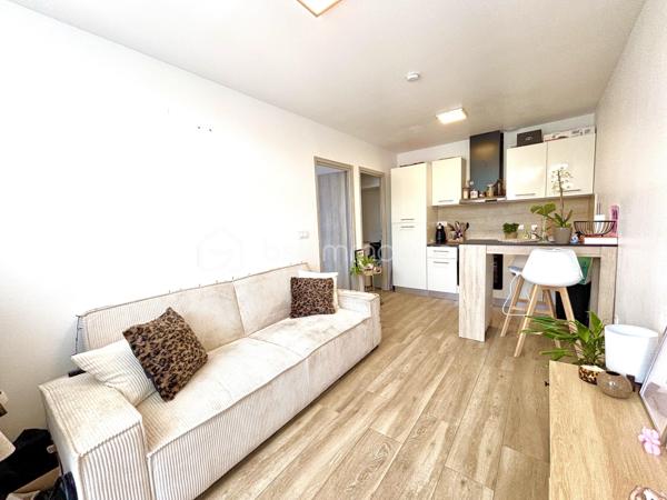 À découvrir sur la commune de Chambéry : magnifique immeuble entièrement rénové, idéal pour un investissement locatif, une résidence principale avec revenus complémentaires ou un projet familial.

Édifié sur une parcelle de 857 m², cet ensemble immobilier développe environ 216 m² habitables et se compose de :

* Un spacieux T5 d’environ 108 m² situé à l’étage
* 3 T2 en rez-de-chaussée
* Un studio en rez-de-chaussée

Chaque logement bénéficie de sa propre terrasse carrelée, offrant un véritable confort de vie au quotidien.

Le T5 séduira particulièrement par ses beaux volumes et sa configuration familiale :

* 4 chambres dont une suite parentale
* 2 salles de douche
* Une agréable pièce de vie avec poêle à bois
* Un grand jardin privatif avec terrasse
* Un coin buanderie

L’ensemble de l’immeuble a été entièrement refait à neuf 

Côté confort :

* Chauffage électrique individuel et poêle à bois pour le T5
* Double vitrage sur les T2 et studio, reste le T5 à changer les menuiseries
* Prestations modernes et soignées

À l’extérieur :

* 10 places de parking privatives (2 places par logement)
* Grand terrain
* Possibilité d’aménager les combles pour créer de la surface supplémentaire ou un projet complémentaire

Situation idéale :
À proximité immédiate des commodités, des arrêts de bus et des pistes cyclables, l’emplacement offre un cadre de vie pratique et recherché.

Un bien rare sur le secteur, offrant rentabilité, confort et potentiel d’évolution.

À visiter sans tarder !