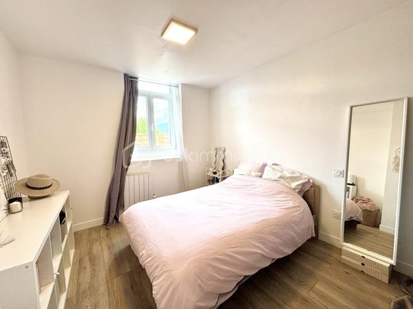 À découvrir sur la commune de Chambéry : magnifique immeuble entièrement rénové, idéal pour un investissement locatif, une résidence principale avec revenus complémentaires ou un projet familial.

Édifié sur une parcelle de 857 m², cet ensemble immobilier développe environ 216 m² habitables et se compose de :

* Un spacieux T5 d’environ 108 m² situé à l’étage
* 3 T2 en rez-de-chaussée
* Un studio en rez-de-chaussée

Chaque logement bénéficie de sa propre terrasse carrelée, offrant un véritable confort de vie au quotidien.

Le T5 séduira particulièrement par ses beaux volumes et sa configuration familiale :

* 4 chambres dont une suite parentale
* 2 salles de douche
* Une agréable pièce de vie avec poêle à bois
* Un grand jardin privatif avec terrasse
* Un coin buanderie

L’ensemble de l’immeuble a été entièrement refait à neuf 

Côté confort :

* Chauffage électrique individuel et poêle à bois pour le T5
* Double vitrage sur les T2 et studio, reste le T5 à changer les menuiseries
* Prestations modernes et soignées

À l’extérieur :

* 10 places de parking privatives (2 places par logement)
* Grand terrain
* Possibilité d’aménager les combles pour créer de la surface supplémentaire ou un projet complémentaire

Situation idéale :
À proximité immédiate des commodités, des arrêts de bus et des pistes cyclables, l’emplacement offre un cadre de vie pratique et recherché.

Un bien rare sur le secteur, offrant rentabilité, confort et potentiel d’évolution.

À visiter sans tarder !