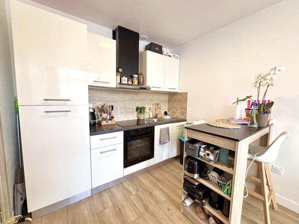 À découvrir sur la commune de Chambéry : magnifique immeuble entièrement rénové, idéal pour un investissement locatif, une résidence principale avec revenus complémentaires ou un projet familial.

Édifié sur une parcelle de 857 m², cet ensemble immobilier développe environ 216 m² habitables et se compose de :

* Un spacieux T5 d’environ 108 m² situé à l’étage
* 3 T2 en rez-de-chaussée
* Un studio en rez-de-chaussée

Chaque logement bénéficie de sa propre terrasse carrelée, offrant un véritable confort de vie au quotidien.

Le T5 séduira particulièrement par ses beaux volumes et sa configuration familiale :

* 4 chambres dont une suite parentale
* 2 salles de douche
* Une agréable pièce de vie avec poêle à bois
* Un grand jardin privatif avec terrasse
* Un coin buanderie

L’ensemble de l’immeuble a été entièrement refait à neuf 

Côté confort :

* Chauffage électrique individuel et poêle à bois pour le T5
* Double vitrage sur les T2 et studio, reste le T5 à changer les menuiseries
* Prestations modernes et soignées

À l’extérieur :

* 10 places de parking privatives (2 places par logement)
* Grand terrain
* Possibilité d’aménager les combles pour créer de la surface supplémentaire ou un projet complémentaire

Situation idéale :
À proximité immédiate des commodités, des arrêts de bus et des pistes cyclables, l’emplacement offre un cadre de vie pratique et recherché.

Un bien rare sur le secteur, offrant rentabilité, confort et potentiel d’évolution.

À visiter sans tarder !