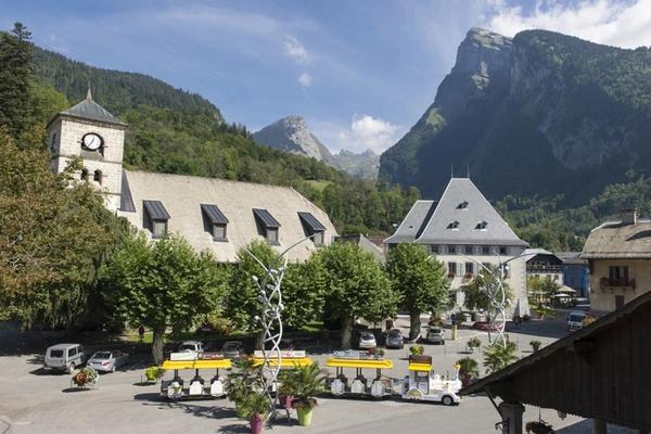 Murs commerciaux, Fonds de commerce, et appartement T5 à vendre SAMOENS (74)