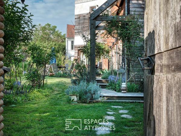 Maison familiale avec jardin paysager et piscine intérieure