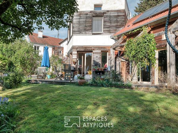 Maison familiale avec jardin paysager et piscine intérieure