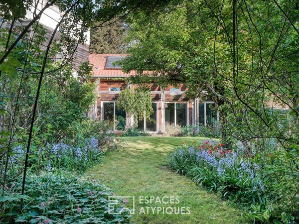 Maison familiale avec jardin paysager et piscine intérieure