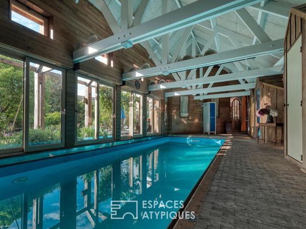 Maison familiale avec jardin paysager et piscine intérieure