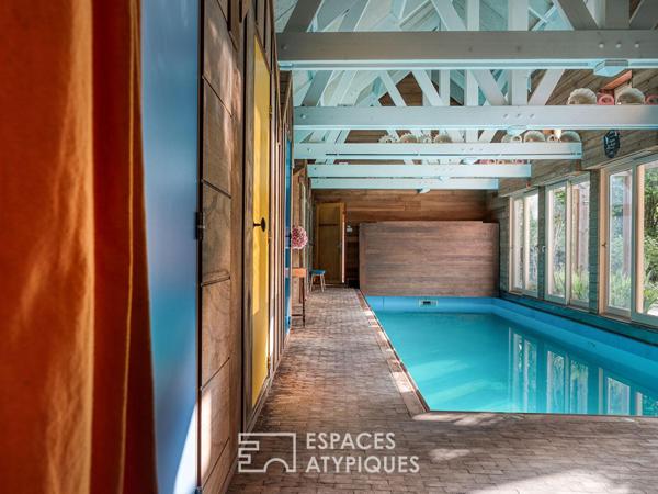 Maison familiale avec jardin paysager et piscine intérieure