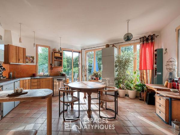 Maison familiale avec jardin paysager et piscine intérieure