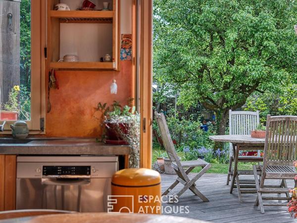 Maison familiale avec jardin paysager et piscine intérieure