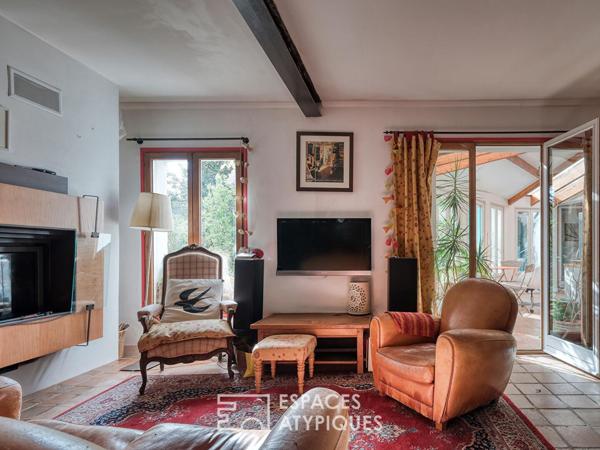 Maison familiale avec jardin paysager et piscine intérieure
