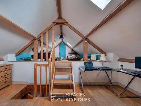 Maison familiale avec jardin paysager et piscine intérieure