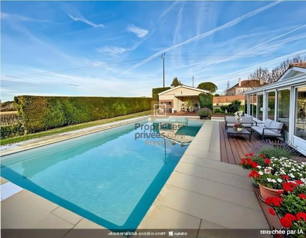 Maison de plain-pied familiale avec piscine double garage avec dépendance et cave