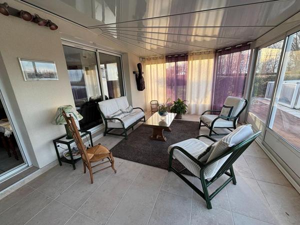 Maison de plain-pied familiale avec piscine double garage avec dépendance et cave