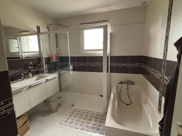 Maison de plain-pied familiale avec piscine double garage avec dépendance et cave