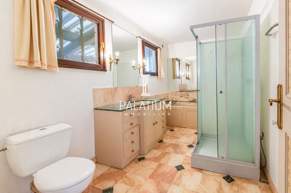 Maison de plain-pied avec jardin arboré et 3 appartements