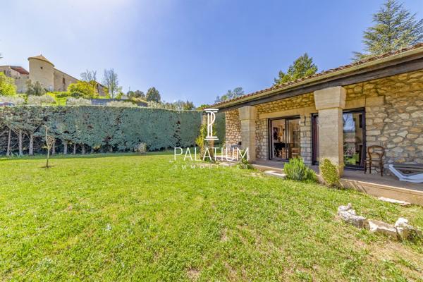 Maison de plain-pied avec jardin arboré et 3 appartements
