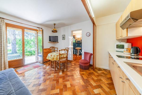 Maison de plain-pied avec jardin arboré et 3 appartements
