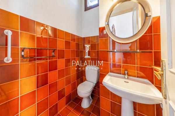 Maison de plain-pied avec jardin arboré et 3 appartements