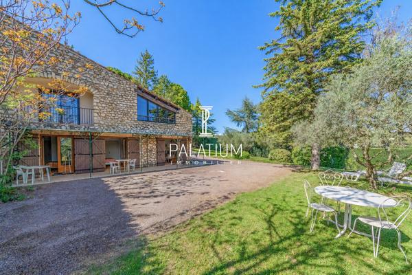 Maison de plain-pied avec jardin arboré et 3 appartements