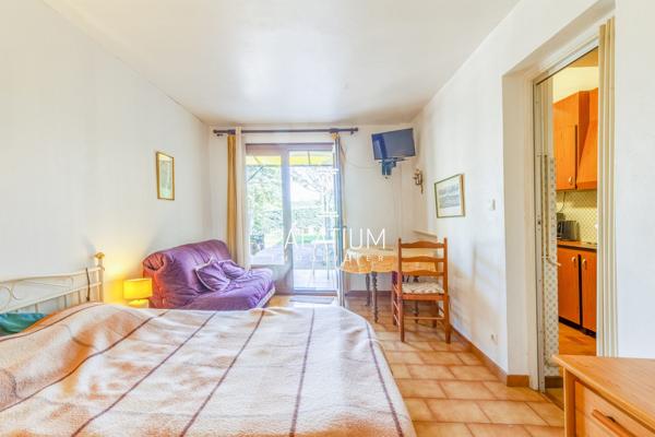 Maison de plain-pied avec jardin arboré et 3 appartements