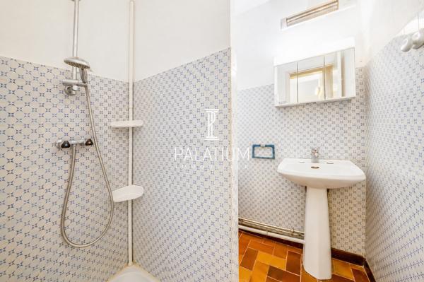 Maison de plain-pied avec jardin arboré et 3 appartements