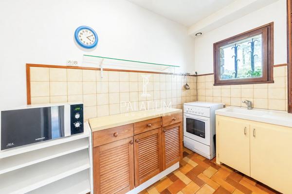 Maison de plain-pied avec jardin arboré et 3 appartements