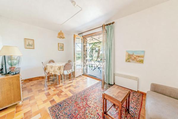 Maison de plain-pied avec jardin arboré et 3 appartements