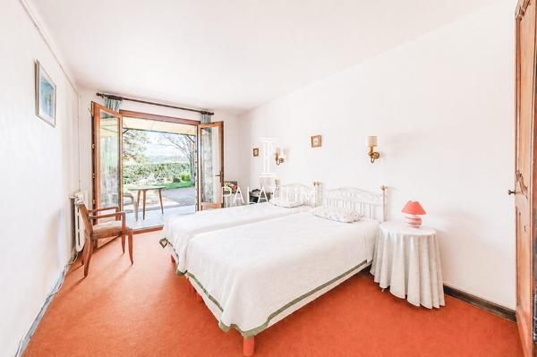 Maison de plain-pied avec jardin arboré et 3 appartements