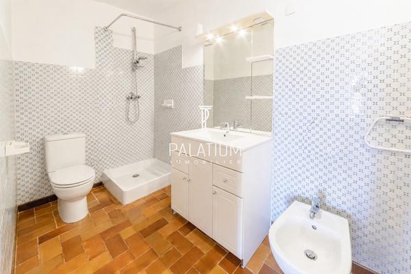 Maison de plain-pied avec jardin arboré et 3 appartements