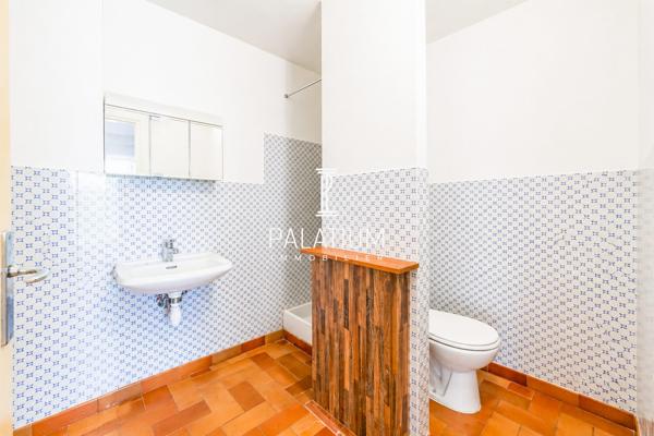 Maison de plain-pied avec jardin arboré et 3 appartements