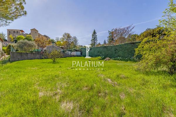 Maison de plain-pied avec jardin arboré et 3 appartements
