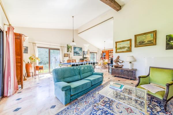 Maison de plain-pied avec jardin arboré et 3 appartements