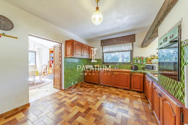 Maison de plain-pied avec jardin arboré et 3 appartements