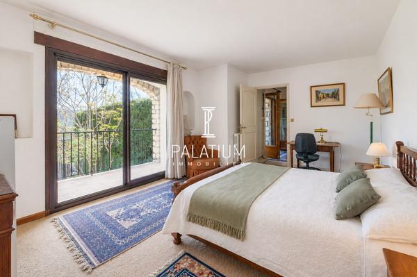 Maison de plain-pied avec jardin arboré et 3 appartements