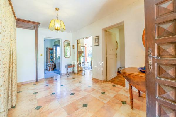 Maison de plain-pied avec jardin arboré et 3 appartements