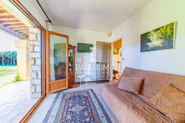 Maison de plain-pied avec jardin arboré et 3 appartements