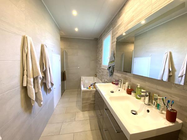 PAU - proche centre ville : Maison Familiale de 260 m² sur un terrain arboré de 610 m²