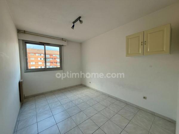 A Vendre - spacieux 3 pièces dernier étage avec Terrasse et Garage - Vallauris Centre (06)