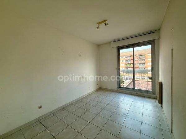 A Vendre - spacieux 3 pièces dernier étage avec Terrasse et Garage - Vallauris Centre (06)