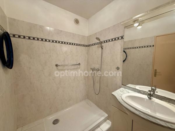 A Vendre - spacieux 3 pièces dernier étage avec Terrasse et Garage - Vallauris Centre (06)