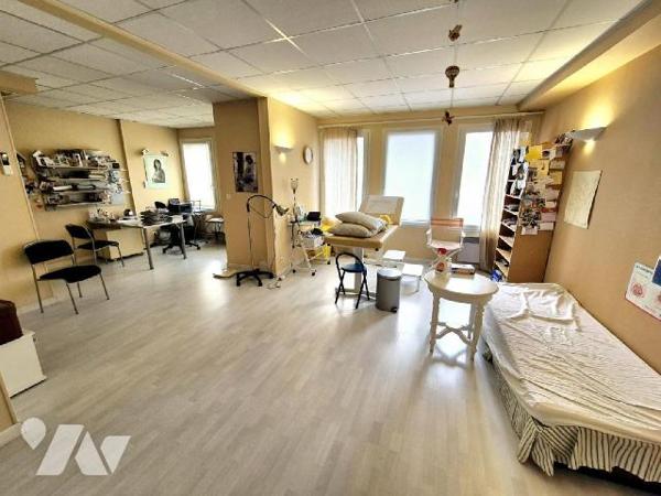 Idéalement situé proche du centre ville et de la gare, sur une avenue fréquentée, venez découvr...