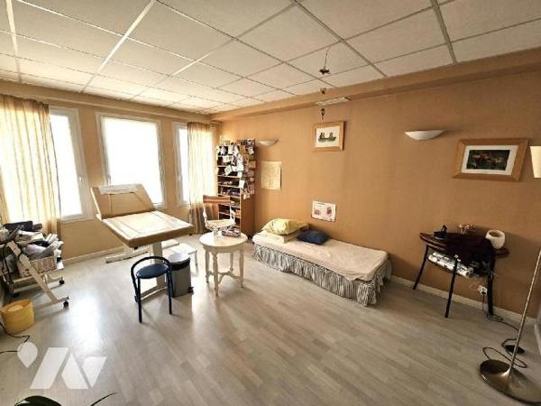 Idéalement situé proche du centre ville et de la gare, sur une avenue fréquentée, venez découvr...