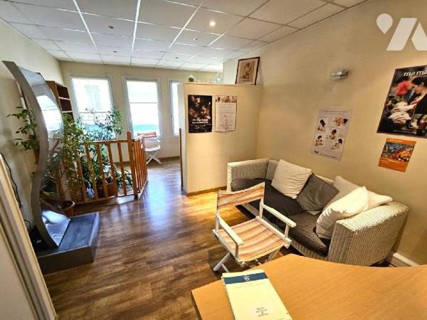 Idéalement situé proche du centre ville et de la gare, sur une avenue fréquentée, venez découvr...