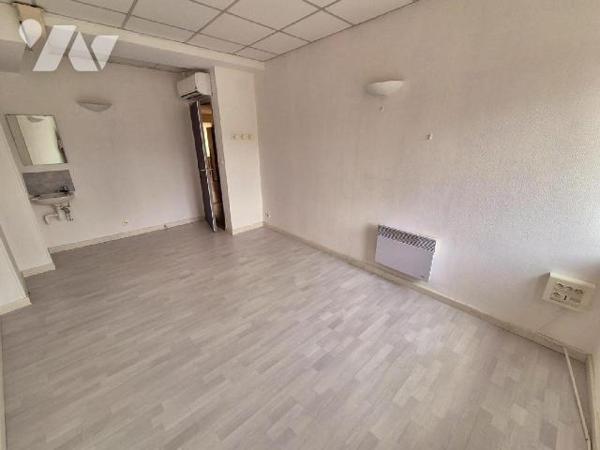 Idéalement situé proche du centre ville et de la gare, sur une avenue fréquentée, venez découvr...