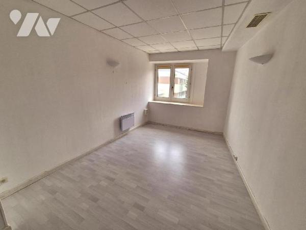 Idéalement situé proche du centre ville et de la gare, sur une avenue fréquentée, venez découvr...