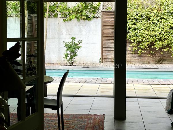Bordeaux – Échoppe. 6 pièces · 148 m² · Jardin · Piscine
Au cœur d'un quartier prisé de Bordeaux, entre Primrose, le parc Lussy et le stade Bel Air, cette splendide échoppe en parfait état vous séduira dès le premier regard.
Au rez-de-chaussée, l'entrée distribue deux chambres dont une avec salle d'eau, un WC indépendant, puis s'ouvre sur un vaste séjour avec insert donnant directement sur un jardin intimiste et sa piscine chauffée. Une cuisine indépendante complète ce niveau.
À l'étage, une élégante passerelle dessert trois chambres, une salle d'eau, un WC et un grand placard.
Le tout est complété d'une cave et d'un garage indépendant de 20 m² — un atout rare en plein Bordeaux.
Côté confort : pompe à chaleur, double vitrage et climatisation dans les chambres. Ici, on vit bien, toute l'année.
Transports, commerces, écoles, espaces verts : tout est à portée de pas.

Une opportunité rare à ne pas laisser passer — contactez-moi pour organiser votre visite.