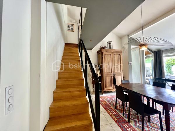 Bordeaux – Échoppe. 6 pièces · 148 m² · Jardin · Piscine
Au cœur d'un quartier prisé de Bordeaux, entre Primrose, le parc Lussy et le stade Bel Air, cette splendide échoppe en parfait état vous séduira dès le premier regard.
Au rez-de-chaussée, l'entrée distribue deux chambres dont une avec salle d'eau, un WC indépendant, puis s'ouvre sur un vaste séjour avec insert donnant directement sur un jardin intimiste et sa piscine chauffée. Une cuisine indépendante complète ce niveau.
À l'étage, une élégante passerelle dessert trois chambres, une salle d'eau, un WC et un grand placard.
Le tout est complété d'une cave et d'un garage indépendant de 20 m² — un atout rare en plein Bordeaux.
Côté confort : pompe à chaleur, double vitrage et climatisation dans les chambres. Ici, on vit bien, toute l'année.
Transports, commerces, écoles, espaces verts : tout est à portée de pas.

Une opportunité rare à ne pas laisser passer — contactez-moi pour organiser votre visite.